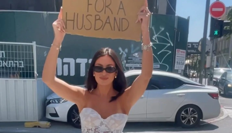 Ajo doli në rrugë, me një tabelë ku shkruhej “Kërkoj një burrë”, me shpresën për të gjetur një lidhje të vërtetë