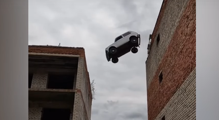 Tentoi të “kërcej” nga çatia në çati, më pas ra nga maja e ndërtesës (VIDEO)