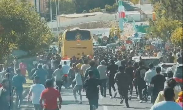 Iranianët i bëjnë pritje të “çmendur” Al-Nassr dhe Ronaldos, qindra tifozë vrapuan pas autobusit të ekipit