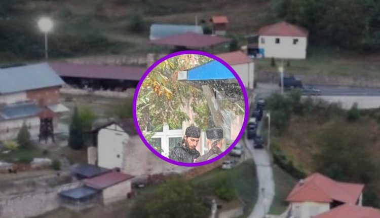 Klerikët fetar serbë shihen në Prishtinë tek stacioni i Policisë