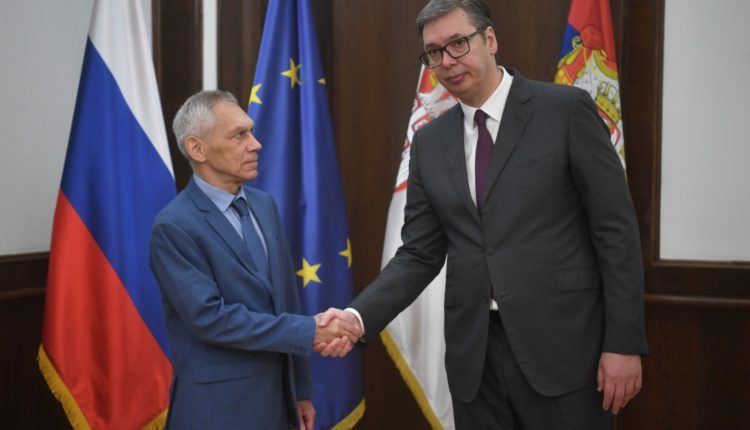 Një ditë pas sulmit në veri, Vuçiq e pret në zyrë ambasadorin rus në Beograd