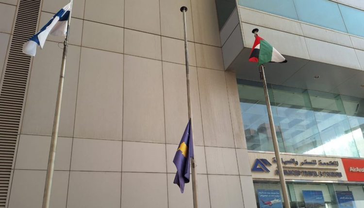 Ditë zie në Kosovë, ulet flamuri i Kosovës në gjysmështizë në Ambasadën e Kosovës në Emirate