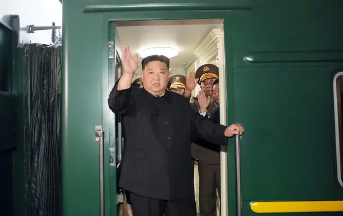 Kim Jong Un mbërrin në Rusi mes paralajmërimeve të SHBA-së për të mos shitur armë