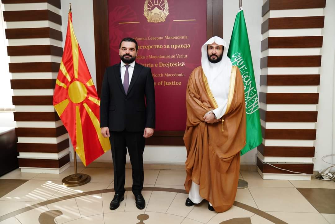 LLoga takon ministrin e drejtësisë së Arabisë Saudite, Waleed Mohammed Al-Samaani nënshkruajnë memorandum bashkëpunimi
