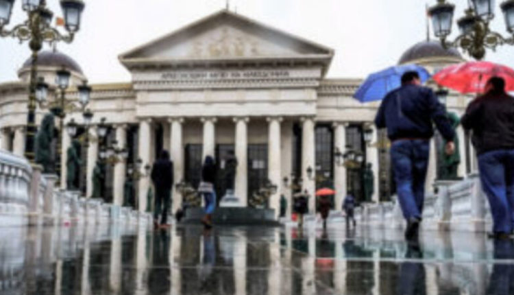 Pasdite dhe gjatë natës priten reshje shiu dhe bubullima