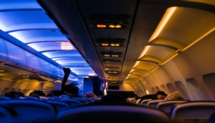 Thriller në fluturim: Menduan se pasagjerja po flinte, por ajo kishte vdekur