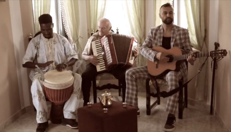 I Paparë / 73 vjecari shqiptar bën grup muzikor në SHBA, sukses me aheng tirons