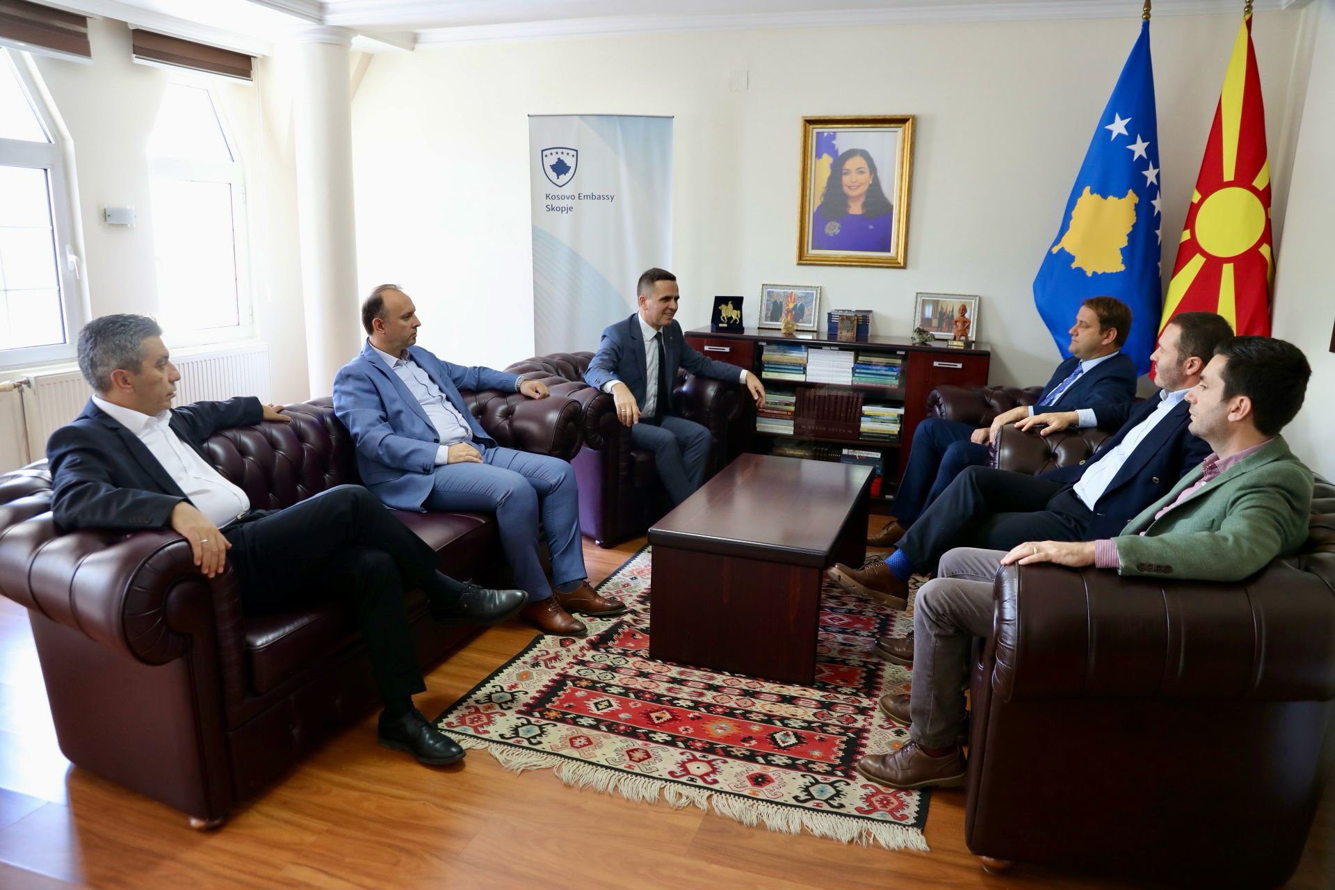 Pas sulmeve terroriste në Veri të Mitrovicës, Liderët e opozitës shqiptare takuan ambasadorin e Kosovës Qehaja