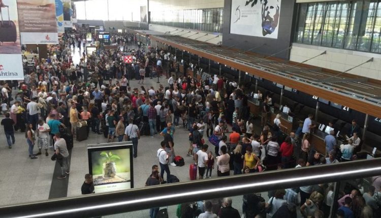 Miqtë e presin me dajak dhëndrin në aeroport, sapo zbret e rrahin! Reagon policia…