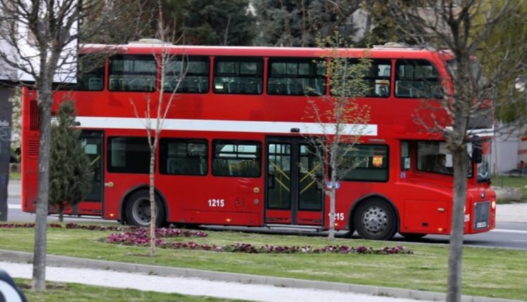 Përleshen dy persona në një autobus të NQP-së, kanë përdorur edhe sende të mprehta!