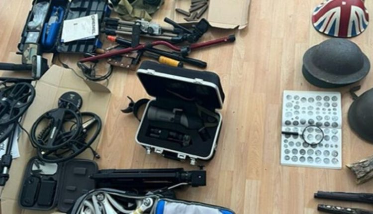 Dogana e Maqedonisë sekuestron pajisje për gjetjen e metaleve, helmeta ushtarake dhe revolverë