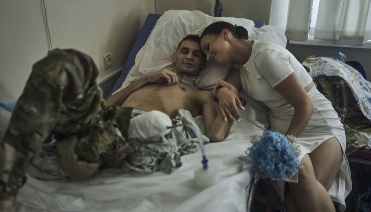 Ushtari i plagosur ukrainas lidh kurorë në një spital të Kievit