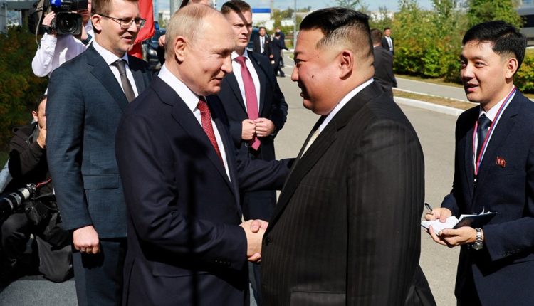 “Më vjen mirë që ju shoh”, Putin takohet me Kim Jong Un në qendrën hapësinore ruse