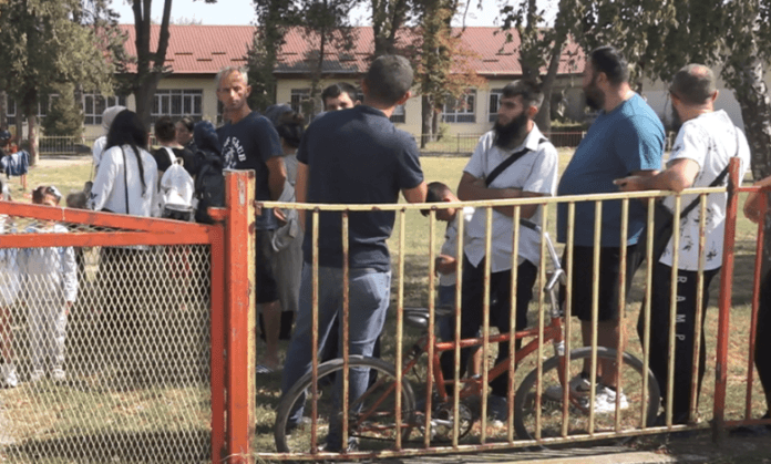 Idrizovë: Nxënësit me çanta në protestë – kërkojnë të mësojnë në gjuhën shqipe