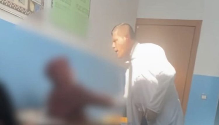 Skandal në shkollën shqipe, mësuesi godet e ofendon rëndë nxënësit: O psikopat, a e di se çfarë të bëjë (VIDEO)