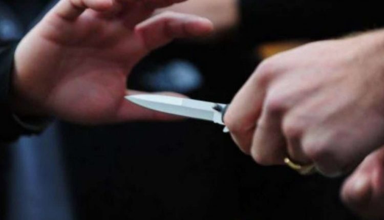 Theret me thikë shqiptari në Itali