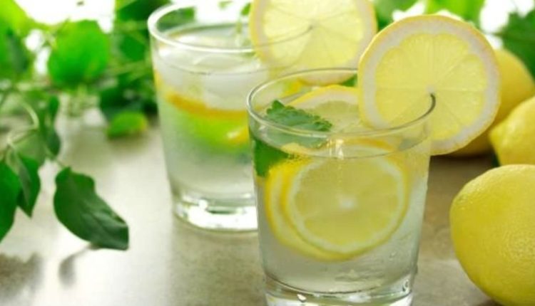 Të pish ujë me limon për të humbur peshë, një mit apo e vërtetë?