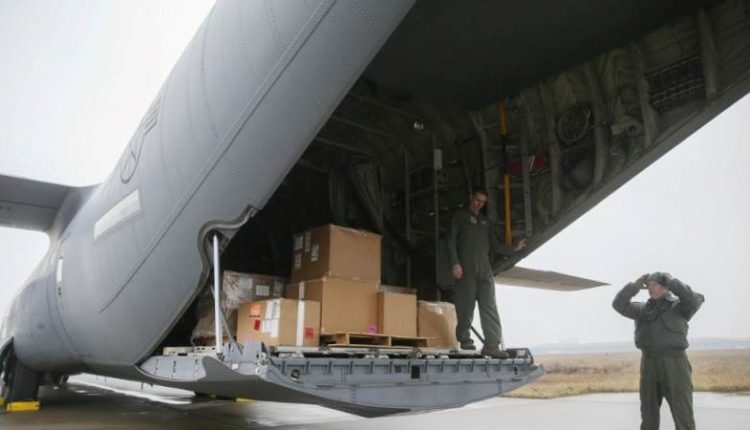 Arrin në Izrael aeroplani i parë me municion amerikan