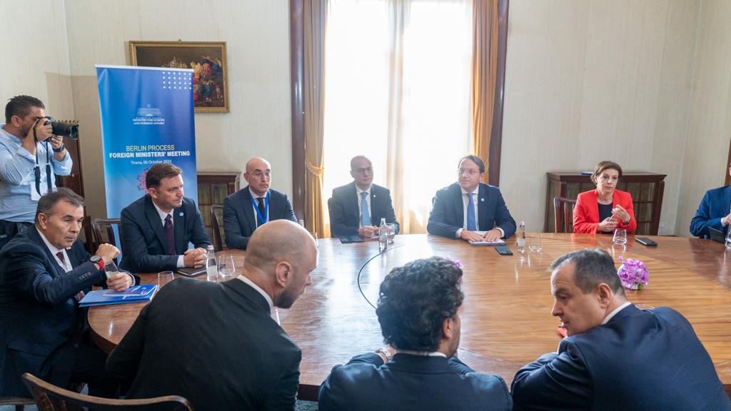 Osmani së bashku me kolegët nga Ballkani Perëndimor në takim me Komisionerin Evropian, Oliver Varhelyi në kuadër të procesit të Berlinit në Tiranë