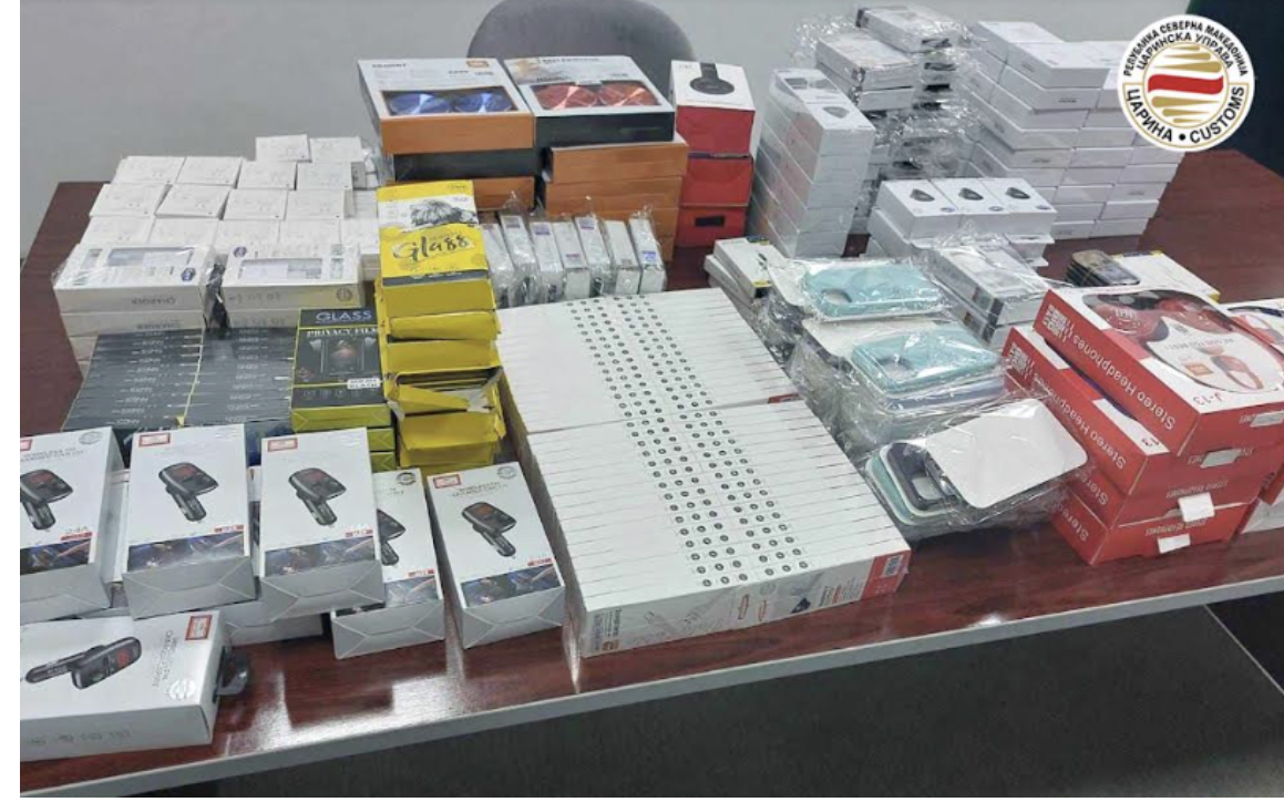 Parandalohet kontrabandë me mjete dhe aksesorë celularë në vlerë prej 355 mijë denarë