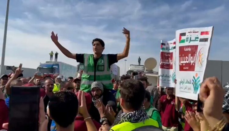 U lejuan kamionët me ndihma, egjiptianët festojnë me brohoritje