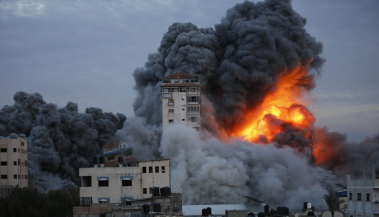 I mbushur me pacientë e dhjetëra mijëra njerëz, Izraeli kryen sulme ajrore afër spitalit më të madh në Gaza
