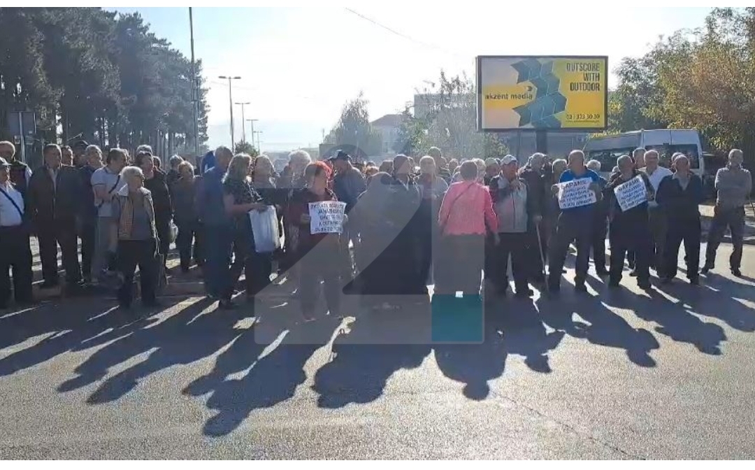 “Nuk do të votojmë më”/Pensionistët “bllokojnë” Tetovën, kërkojnë rritje të pensioneve