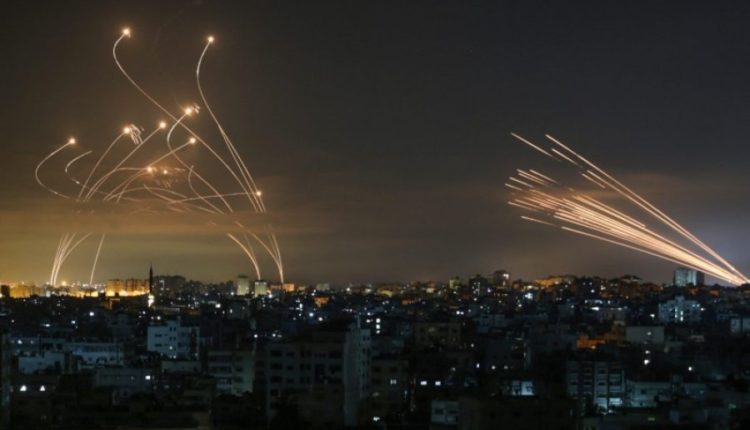 Momenti kur “Kupola e Hekurt” e Izraelit shuan raketat e Hamasit (VIDEO)