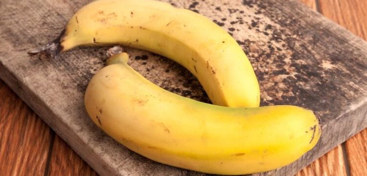 Pse duhet t’i pastroni me ujë bananet para se t’i hani