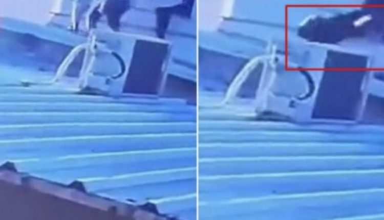 Momenti kur izraeliti ndihmon familjen e tij të arratiset përmes çatisë, por vetë vritet nga militantët e Hamasit (VIDEO)