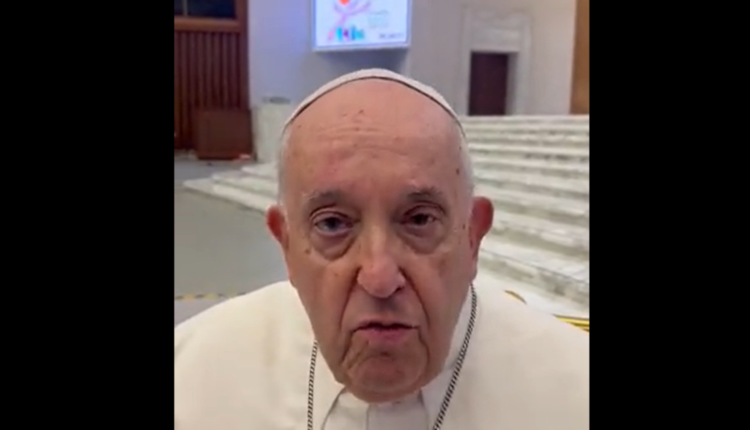“Zoti ju bekoftë” Papa Françesku thirrje të rinjëve shqiptarë: Punoni për atdheun, mos u largoni (VIDEO)