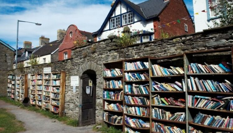 Qyteti i librave: Ka 1500 banorë dhe dhjetëra librari dhe dyqane antike