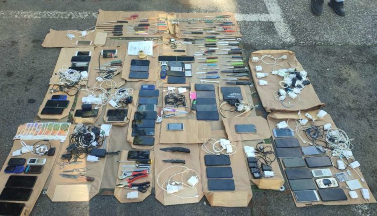 Bastisje në burgun e Idrizovës, janë gjetur 82 thika, 63 celularë, drogë…