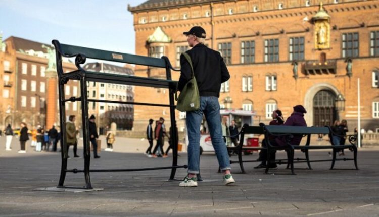 Stola gjigante në Kopenhagë që bartin një mesazh shqetësues – ja kuptimi i tyre