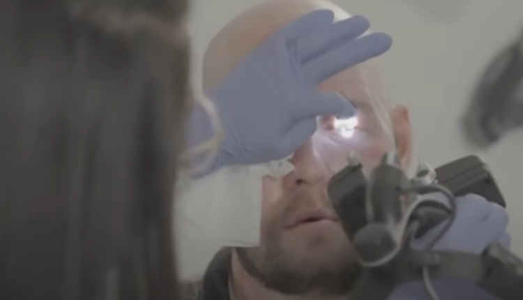 U krye transplanti i parë i plotë i syrit të njeriut: Operacioni zgjati 21 orë, morën pjesë 140 persona shëndetësorë (VIDEO)
