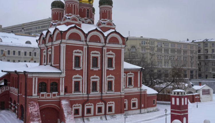 Shkroi në borë “stop luftës”, dënohet me dhjetë ditë burg rusi
