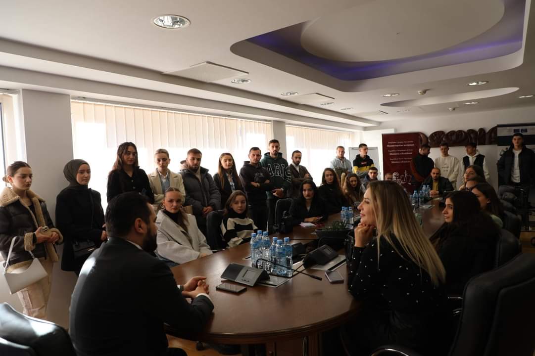 Ministri i Drejtësisë, Krenar Lloga takoi gjeneratën e parë të studentëve të Fakultetit Juridik në Universitetit “Nënë Tereza” – Shkup