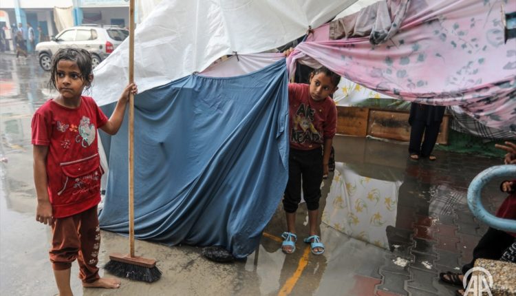 Reshjet shkaktojnë përmbytje të tendave dhe vështirësojnë jetën e palestinezëve në Gaza