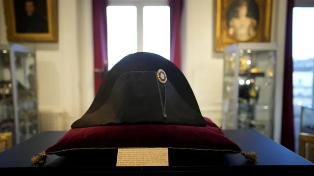 Kapelja e Napoleon Bonapartit mund të arrijë deri në 600,000 euro në ankand