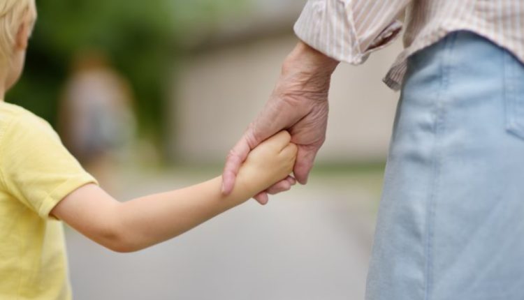 Gjyshërit “modernë” shqiptarë, si po ndryshon raporti mes brezave! INSTAT: Jetëgjatësia rritet me 45%