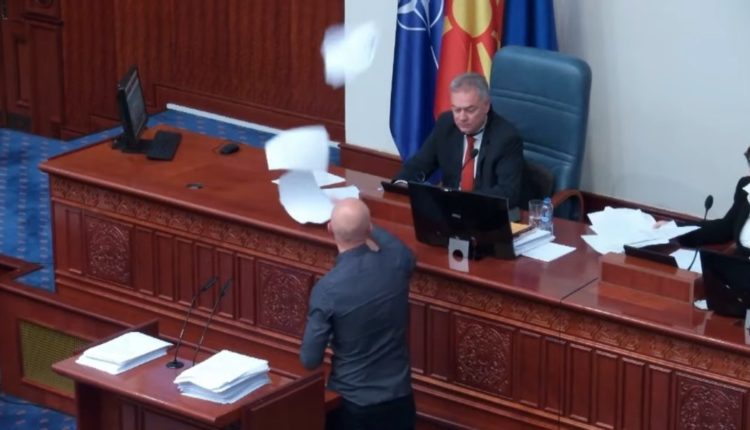 Incident në Kuvend: Deputetët e “Levicës” sulmojnë Zv/Kryetarin e Parlamentit!