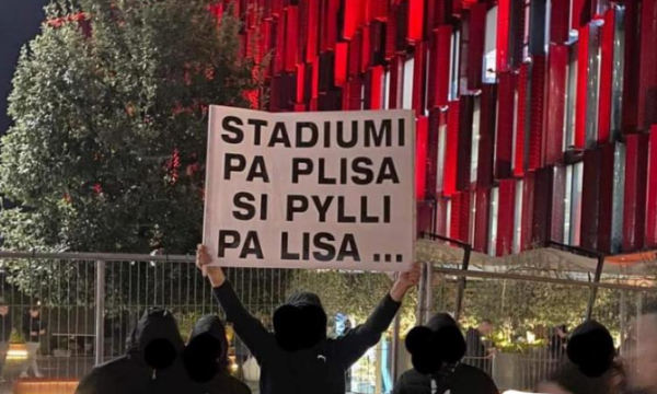 Anëtarët e “Plisave” raportohet se kanë shfaqur një mesazh afër stadiumit “Air Albania”, pasi nuk u lejuan të futen brenda
