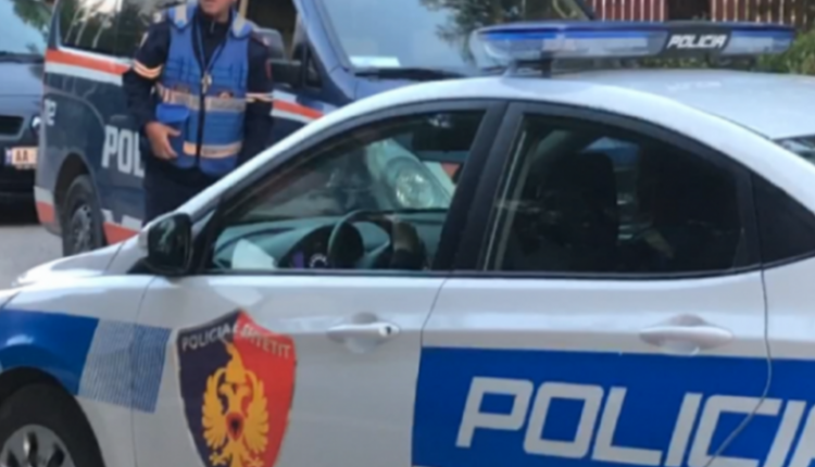 Përplasen tre automjete në Gjadër, dy të plagosur, një person i bllokuar në makinë