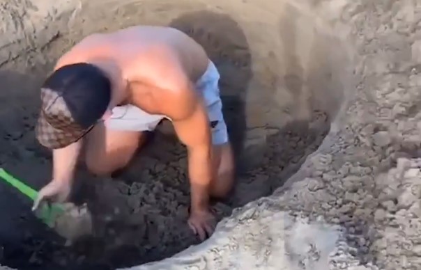 Ai hapi një gropë në plazh, përfundoi si lajm i fundit (VIDEO)
