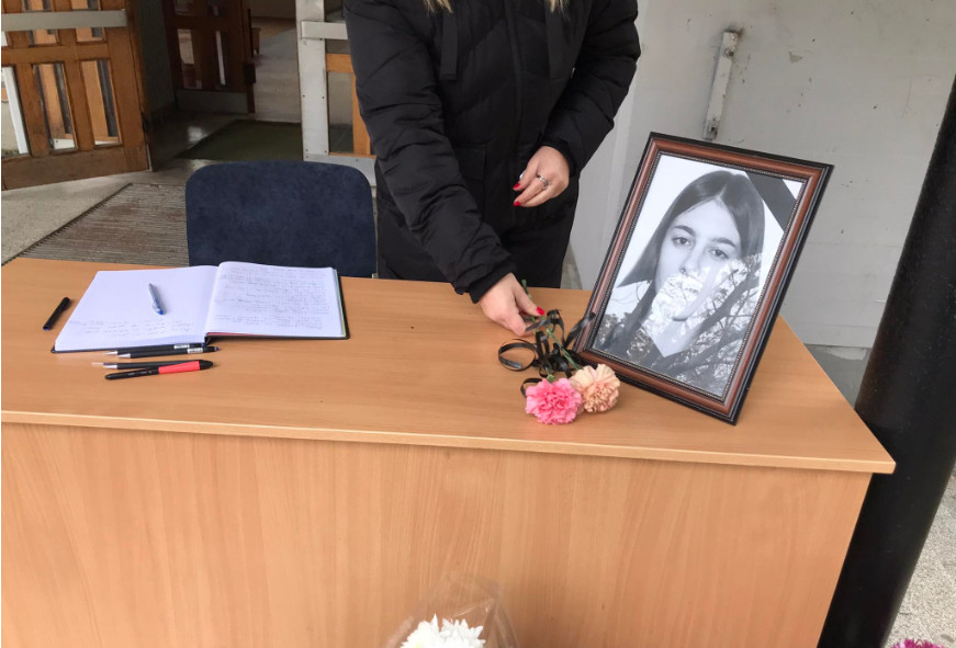 Me lot në sy dhe trëndafila, shokët e klasës i thonë lamtumirë Vanjës këtë mëngjes