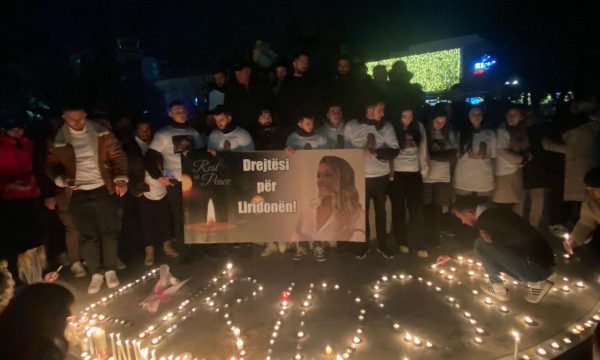 Në Gjakovë ndizen qirinj në kujtim të Liridona Ademajt (VIDEO)