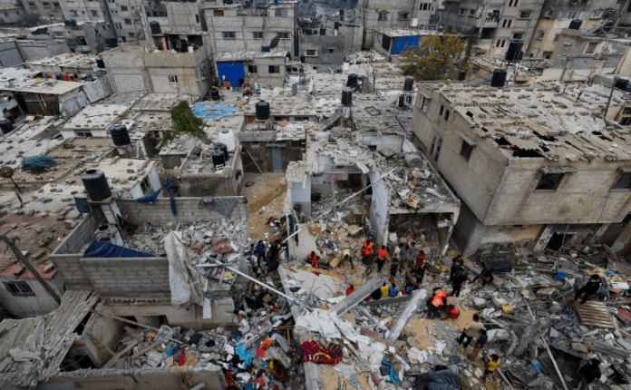 Palestinezët kërkojnë për viktima nëpër rrënoja pas sulmit ajror në Gaza