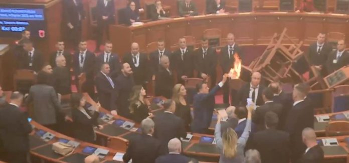 Sali Berisha përjashtohet nga Kuvendi për 10 ditë bashkë me pesë deputetë të tjerë