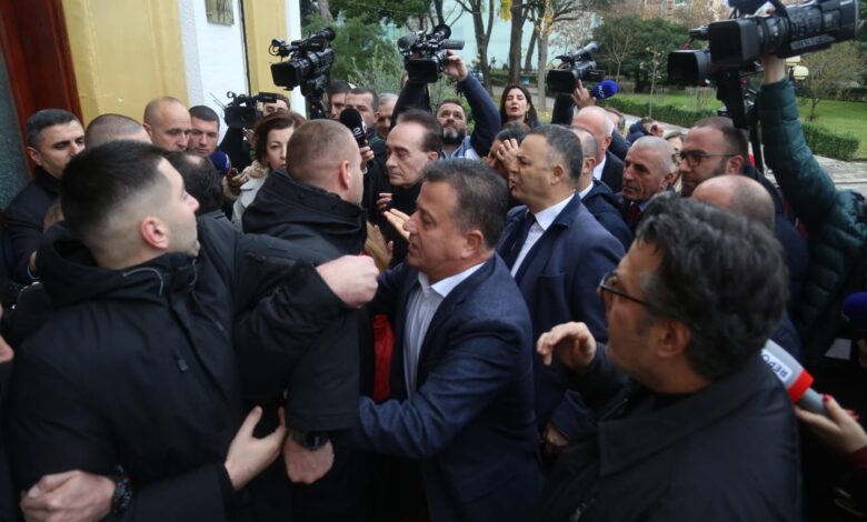 Përplasje, shtyrje, sharje, e thyerje xhamash në Kuvendin e Shqipërisë Përplasje, shtyrje, sharje, e thyerje xhamash në Kuvendin e Shqipërisë