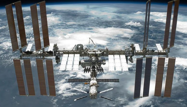 Rusët dhe amerikanët zgjatën bashkëpunimin në Stacionin Ndërkombëtar të Hapësirës deri në vitin 2025